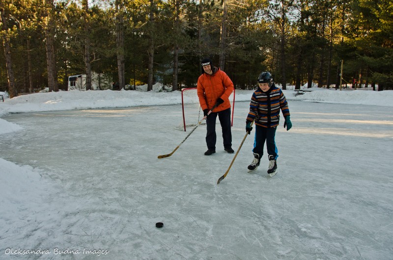 Playing_hockey_in_Algonquin_Best_Ontario_Parks_Winter